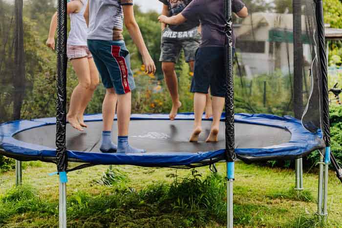 Børn på trampolin